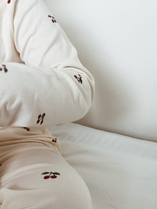 Detal materiału bawełnianego w pajacyku niemowlęcym Konges Sløjd Onesie Cherry