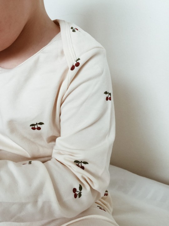 Pajacyk dla niemowląt Konges Sløjd Onesie Cherry w stylizacji – miękka bawełna i wygodny krój