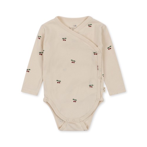 Bawełniane body niemowlęce Konges Sløjd Newborn Body GOTS Cherry z nadrukiem wiśni, certyfikat GOTS