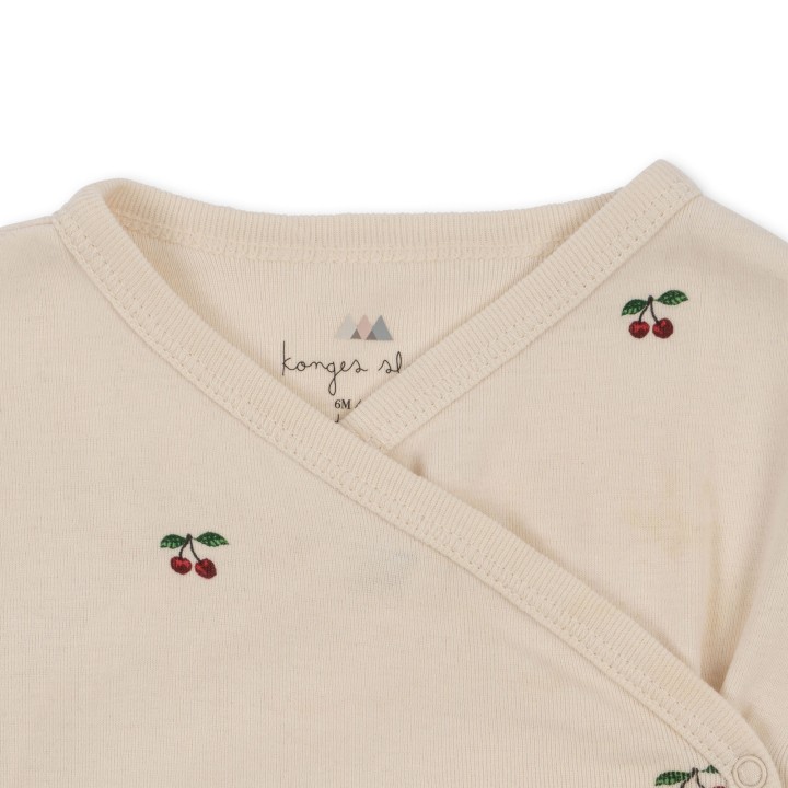 Detal nadruku wiśni na body niemowlęcym Konges Sløjd Newborn Body GOTS