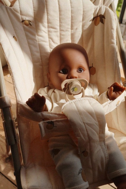 Zabawa dziecka lalką Konges Sløjd Billie The Doll – zdjęcie lifestyle