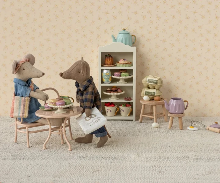 Maileg Dad Mouse Light Brown – myszka Tata w rodzinnej scenie zabawy