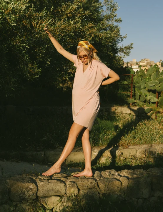 Francis &amp; Henry Nursing Dress blush pink pudrowo rozowa koszula nocna w plenerze