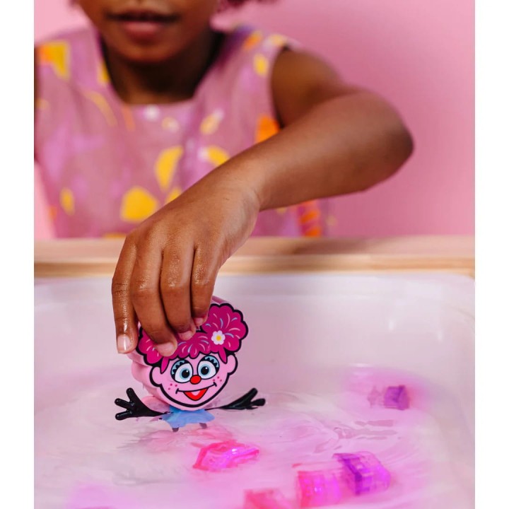 pol_pl_Glo-Pals-Postac-do-kapieli-Abby-zestaw-z-dwiema-kostkami-sensorycznymi-swiecacymi-w-wodzie-27_4.jpg