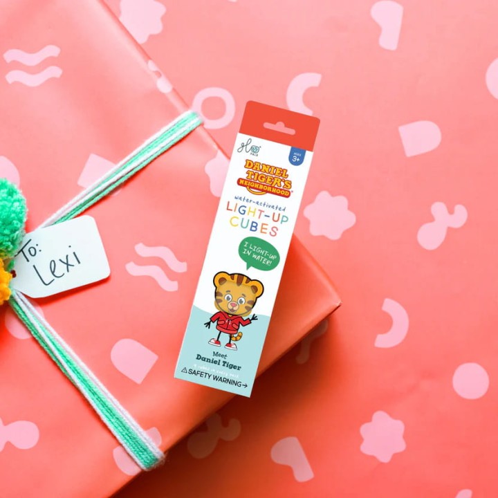 pol_pl_Glo-Pals-Kostki-sensoryczne-swiecace-w-wodzie-Daniel-Tygrysek-zabawka-kapielowa-89_6.jpg