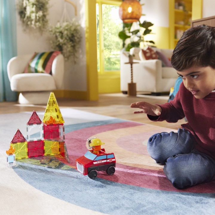 klocki magnetyczne straz pozarna podczas zabawy