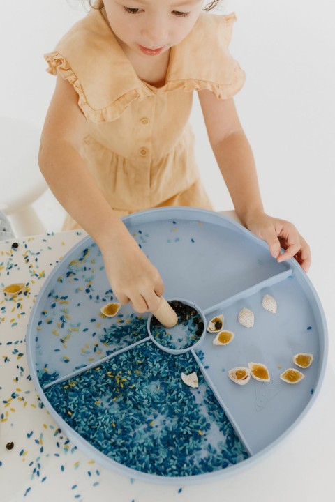 play-tray-tacka-sensoryczna-2w1-niebieska-dziecko-3