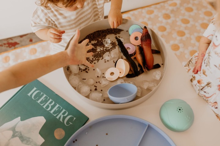 play-tray-tacka-sensoryczna-2w1-niebieska-zabawa-sensoryczna-2