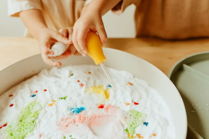 play-tray-tacka-sensoryczna-2w1-niebieska-akcesoria-1