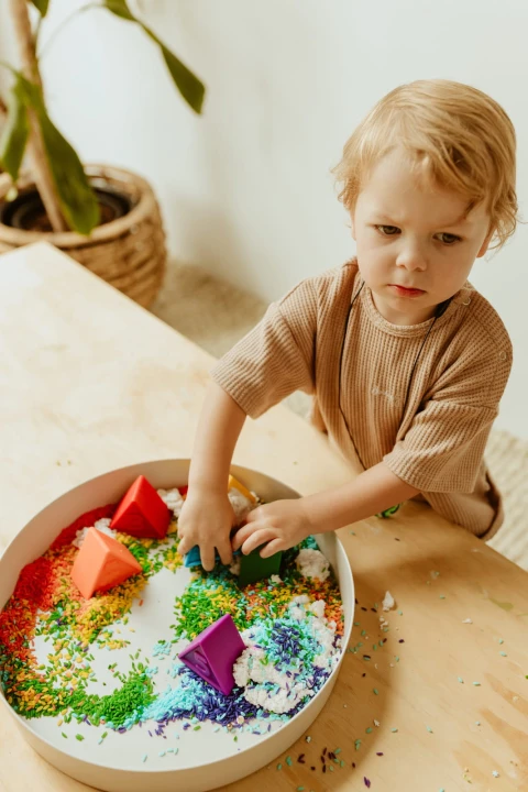 play-tray-tacka-sensoryczna-2w1-niebieska-dziecko-1