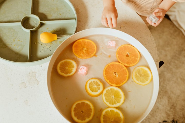 play-tray-tacka-sensoryczna-2w1-zielona-zabawa-sensoryczna-2