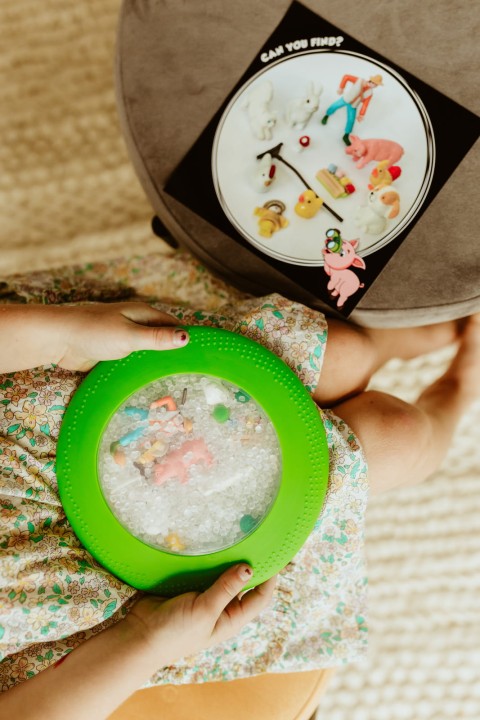 jellystone-peekaboo-sensoryczny-dysk-z-figurkami-farma-z-gory