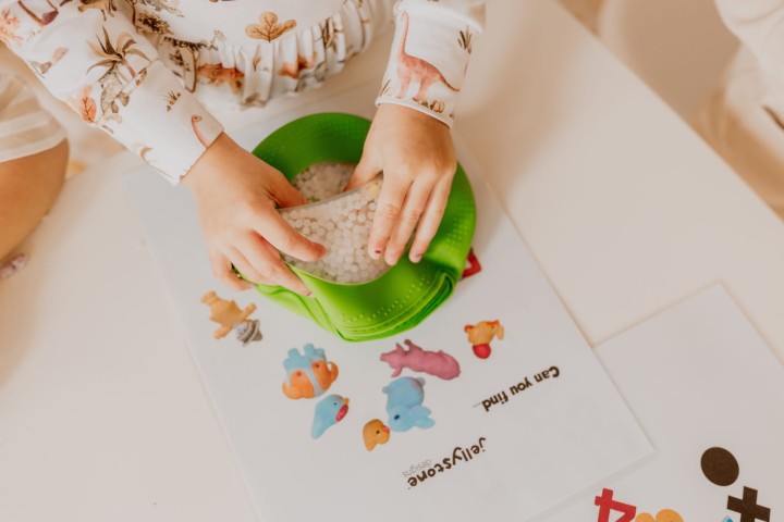 jellystone-peekaboo-sensoryczny-dysk-z-figurkami-farma-zblizenie-2