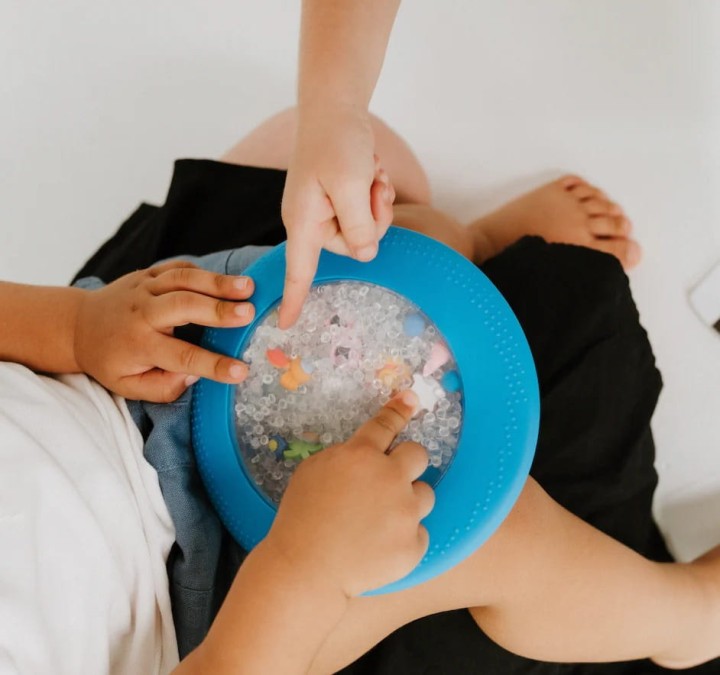 jellystone-peekaboo-sensoryczny-dysk-z-figurkami-plaza-dziecko-1