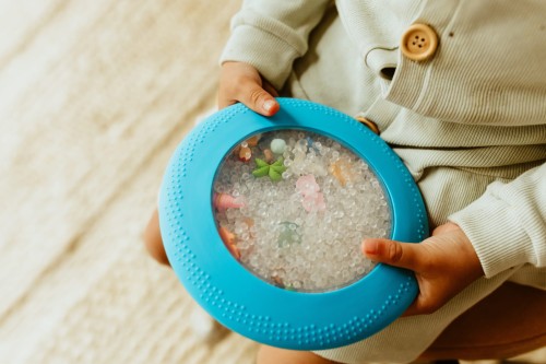 jellystone-peekaboo-sensoryczny-dysk-z-figurkami-plaza-zblizenie-1