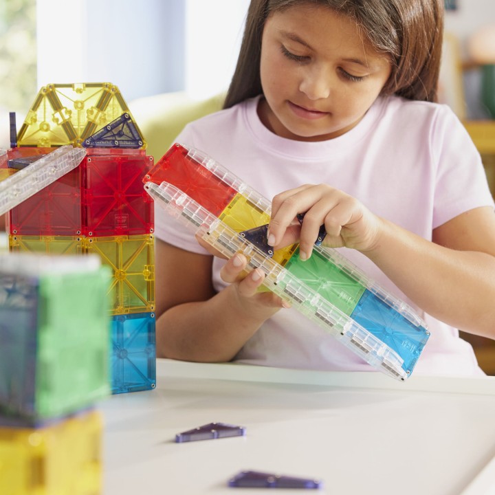 MAGNA-TILES Rail Racers XL tory i wyscigi 90 elementow dziecko podczas zabawy