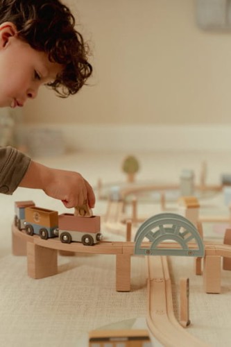 Little Dutch drewniana kolejka XXL 114 elementow FSC dziecko bawiace sie kolejka