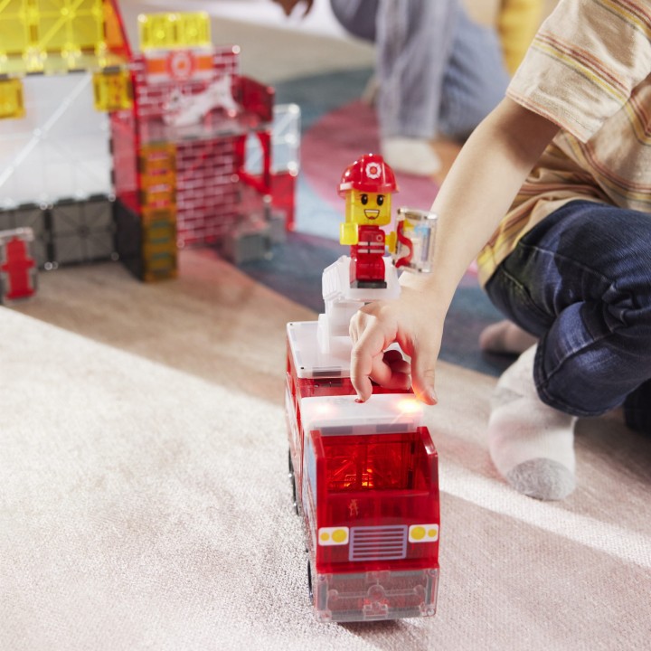 Model straży pożarnej zbudowany z magnetycznych klocków dla dzieci.