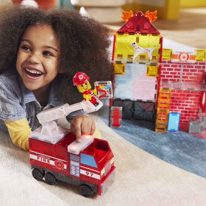 Kreatywna zabawa klockami magnetycznymi straż pożarna dla dzieci.