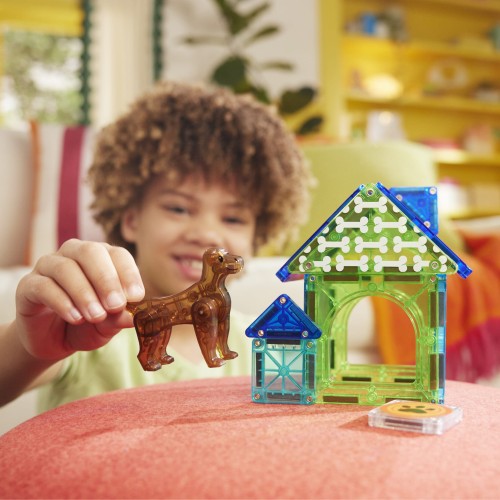 klocki magnetyczne dog house dziecko podczas zabawy