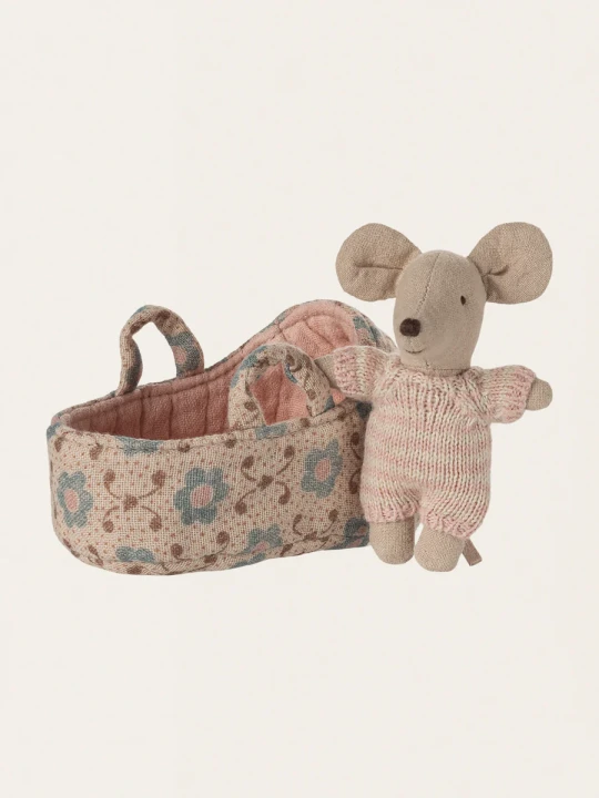 Maileg Baby Mouse Rose – myszka w pikowanej gondoli