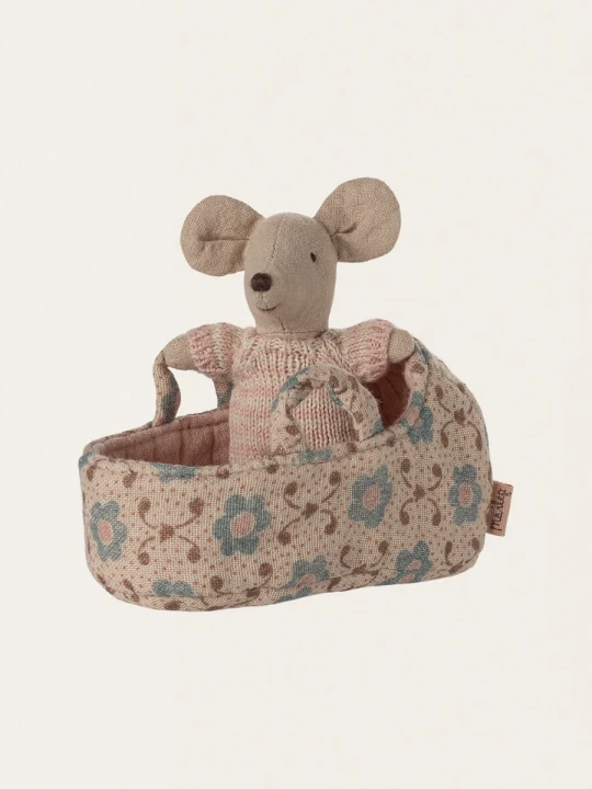 Maileg Baby Mouse Rose – mała myszka w różowej gondoli-łóżeczku