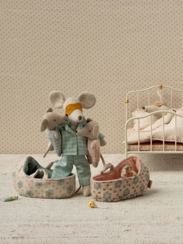 Maileg Baby Mouse Rose – myszka w gondoli w aranżacji świata Maileg