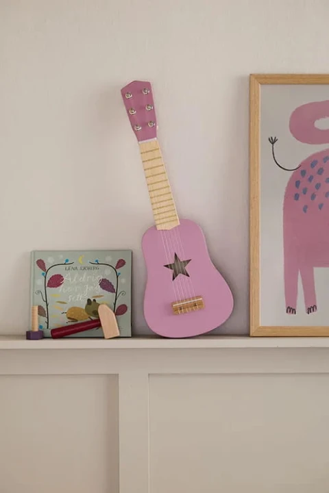 drewniana-gitara-dla-dzieci-dark-pink-aranzacja