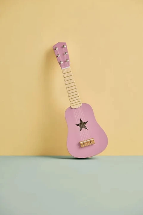 gitara-zabawkowa-dark-pink-kids-concept-pokoj