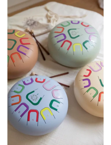 Metalowy bębenek językowy Tambu z oznaczonymi polami dźwiękowymi – 11 tonów.