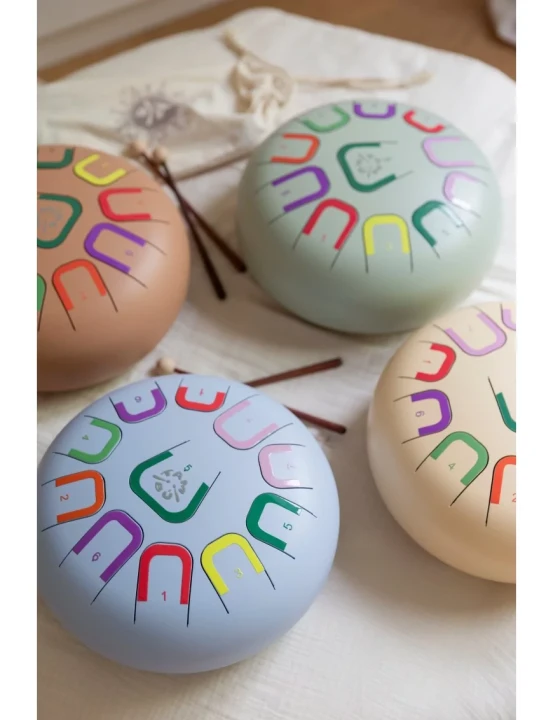 Metalowy bębenek językowy Tambu z oznaczonymi polami dźwiękowymi – 11 tonów.