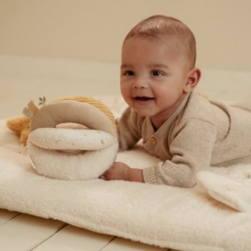 pileczka-sensoryczna-newborn-naturals-dziecko