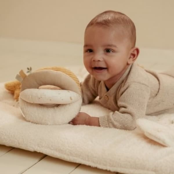 pileczka-sensoryczna-newborn-naturals-dziecko