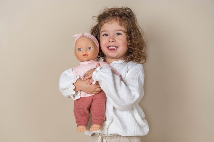 lalka-lily-siedzaca