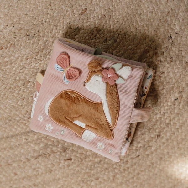 ksiazeczka-sensoryczna-fairy-garden-na-macie
