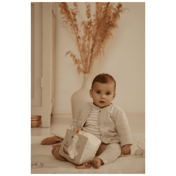 kostka-aktywizujaca-newborn-naturals-zabawa