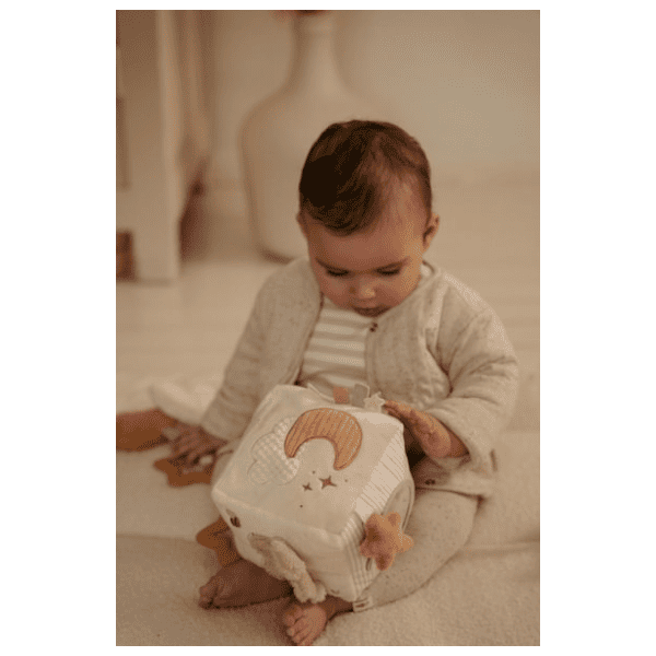 kostka-aktywizujaca-newborn-naturals-na-macie