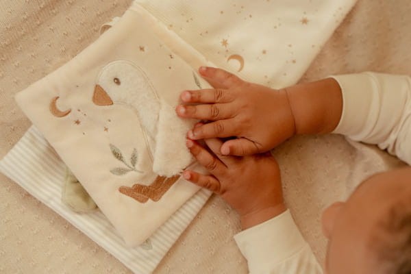 ksiazeczka-aktywizujaca-newborn-naturals-zabawa