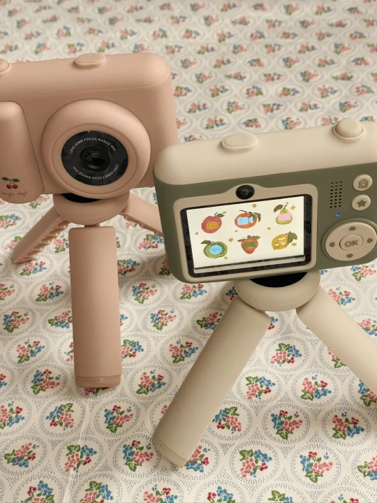 Konges Sløjd My First Camera Cherry przód i ekran podglądu