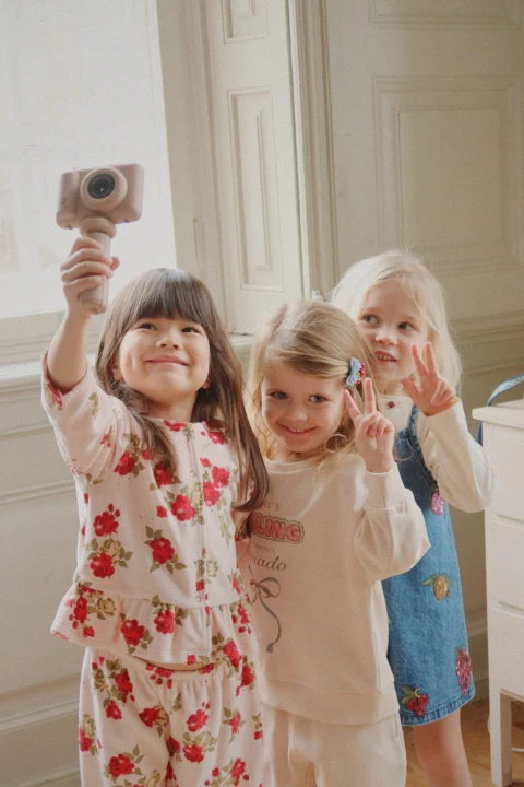 Dzieci bawiące się aparatem cyfrowym My First Camera Cherry