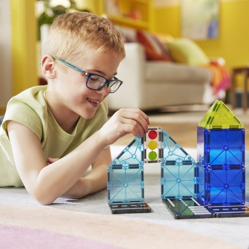 klocki magnetyczne police patrol dziecko podczas zabawy