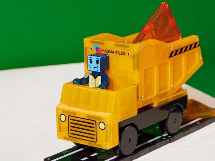 klocki magnetyczne builder xl dziecko bawi się zestawem