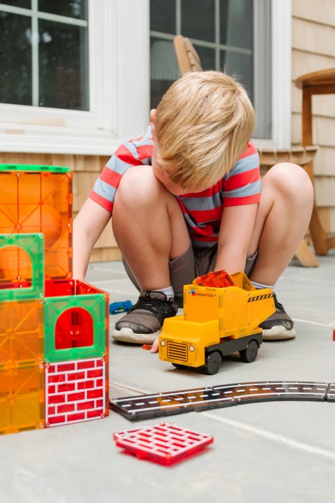 klocki magnetyczne builder xl dziecko podczas zabawy