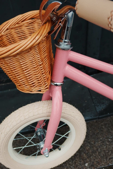 Przednie koło i wiklinowy koszyk roweru biegowego Sparkling Pink