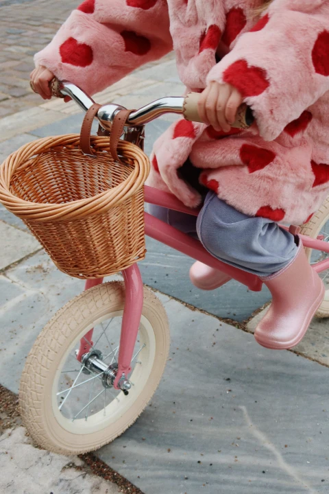 Wiklinowy koszyk i przednie koło roweru biegowego Sparkling Pink