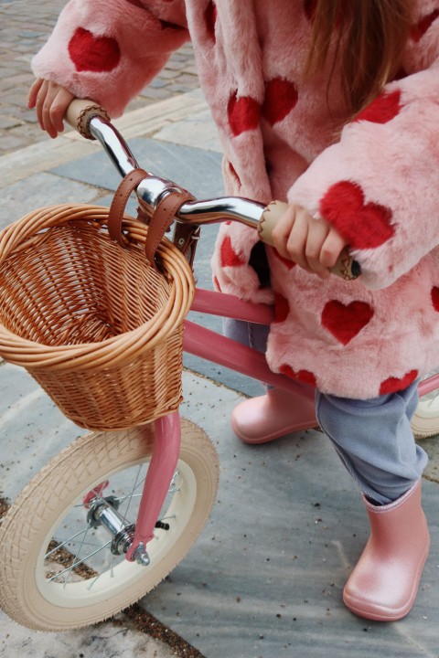 rower-biegowy-z-koszykiem-12-cali-blush-lifestyle-1