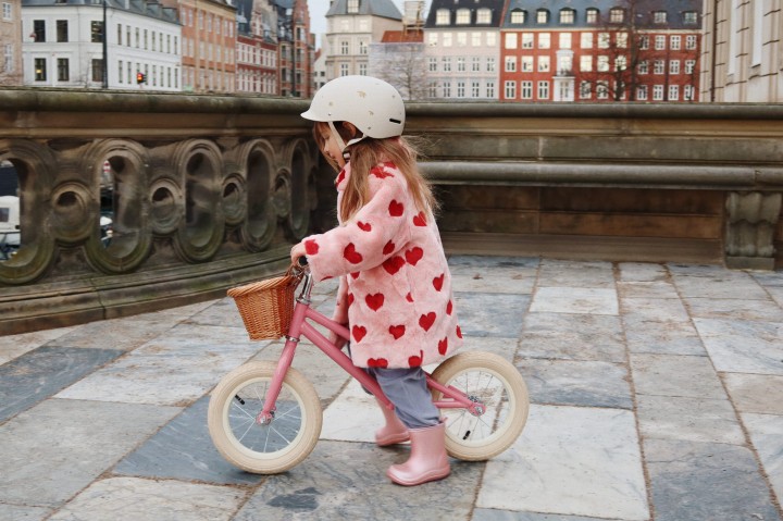 rower-biegowy-z-koszykiem-12-cali-blush-uzytkowanie