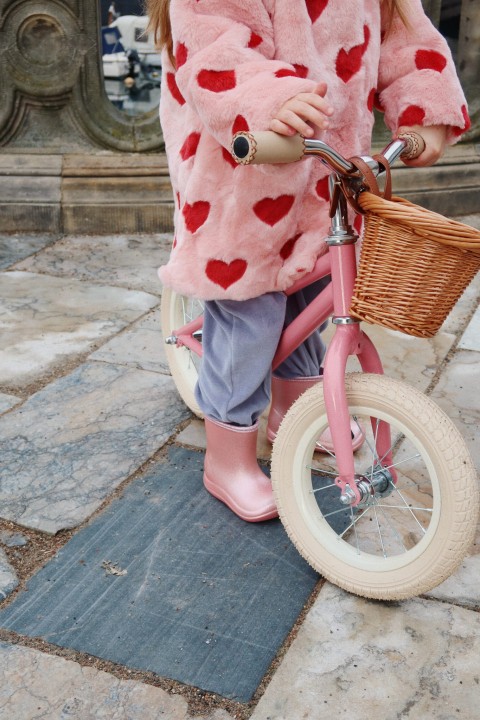 rower-biegowy-z-koszykiem-12-cali-blush-lifestyle-2