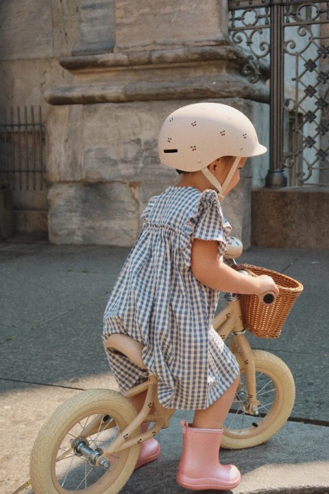 Rower równoważny Konges Sløjd 12 cali z koszykiem wiśniowym – jazda dziecka