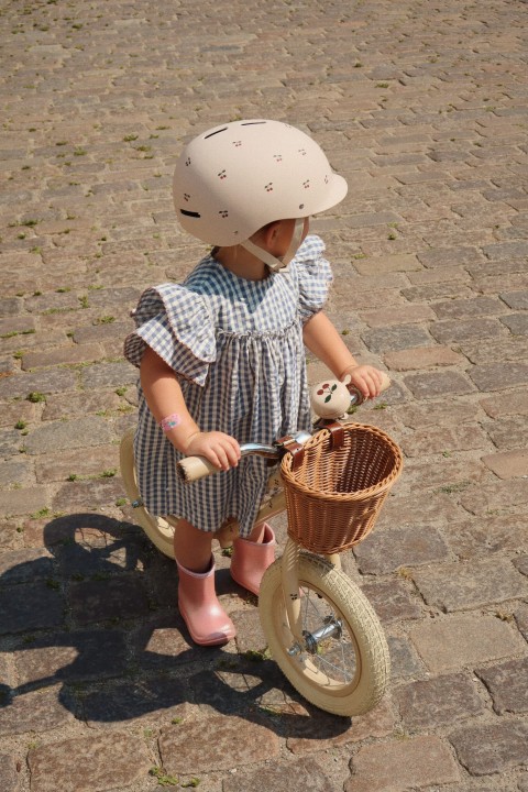 Rower równoważny Konges Sløjd 12 cali w stylizacji – dziecko podczas jazdy